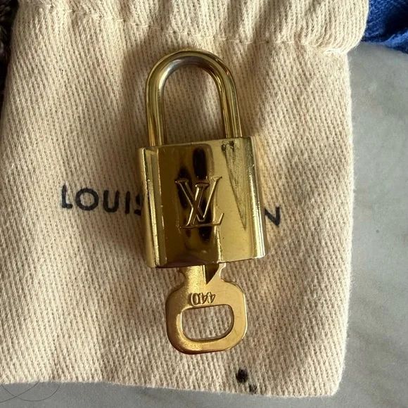 Louis Vuitton Silver Padlock - Picture 4 of 13
